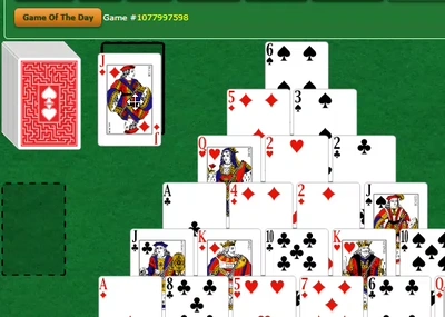 Pyramid Solitaire by Green Felt Escena